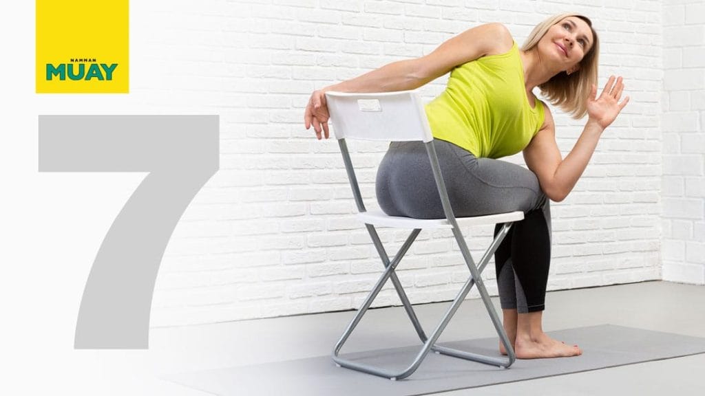 7 Cviků na bolesti zad, které můžete provádět vsedě