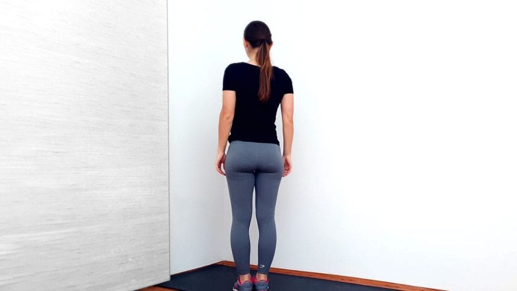 Razteg prsnega koša ob steni korak 1