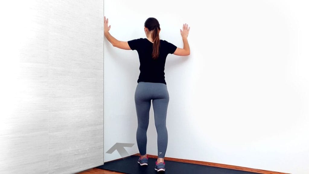 Razteg prsnega koša ob steni korak 3