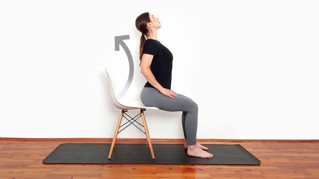 Položaj mačka-krava (mačka-pes) v sedečem položaju korak 2