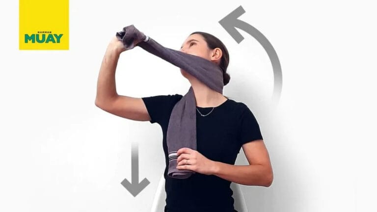 Rotace krku s ručníkem: Jemné protažení pro uvolnění šíje